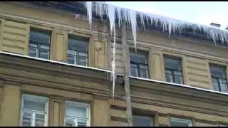 Гигантская сосулька качается на ветру