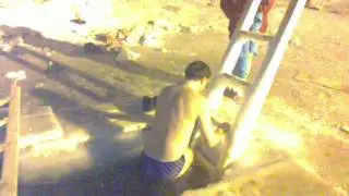 Девки ныряют в прорубь в минус 40 Сибирь