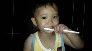 Cậu Si thể hiện tự đánh răng và cái kết bất ngờ