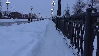 Зимняя прогулка по снежной улице