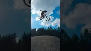 @robin_riding_hood’s smooth style may give the impression that she’s on cruise control!😤 #mtb