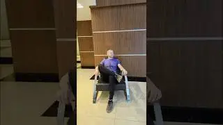 У меня нет двора, но зато есть роскошный подъезд! 😎