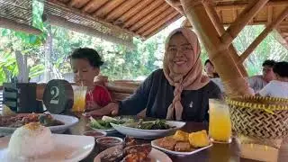 MAKAN DI GUBUK MANG ENGKING 