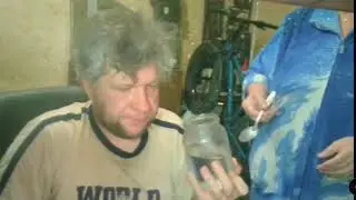 "Ихорь, ну что ты вырабатываешь? НННА!!!" Кормёжка алкаша мутной субстанцией. Канал бухла и позитива
