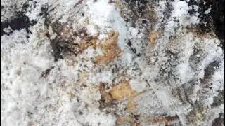 Засыпка селитры в заготовленные отверстия