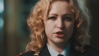 Инспектор по делам несовершеннолетних и сотрудница фермы в поддержку помощи детям