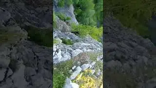 забираюсь по огромной скале