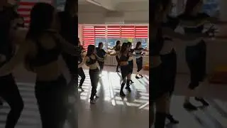 Белорусские девушки танцуют восточные танцы 