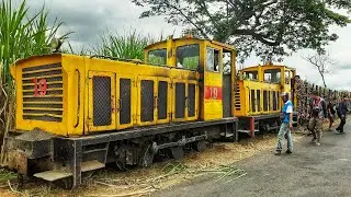 KACAU PARAH ! 2 LOKOMOTIF ANJLOK, KERETA DI DORONG RAME RAME !