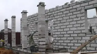 Поднимаем коробку из газобетона на фундаменте ТИСЭ.