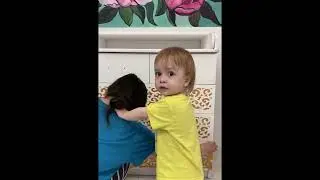 Роспись комода с помощью трафарета