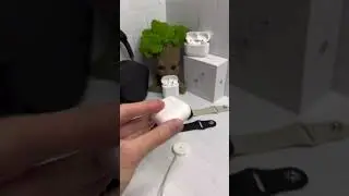 Заряжает наушники от часов 😰
