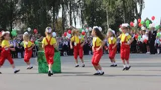 Танец с кубиками в исполнении учащихся начальных классов