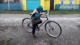 Учимся кататься на велосипеде под рамой.