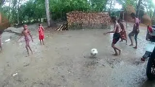 পোলাপাইনদের ফুটবল খেলা দেখুন!
