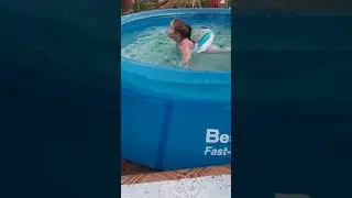 Купание в бассейне.
