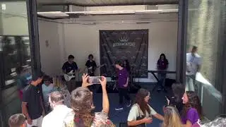 Midas Academy na inauguração da @ways.bilingual.school - Pedro Pupak cantando O Sol de Vitor Kley