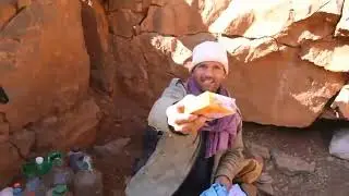 هل لديك بعض الخبز ؟!   فرنسيتان🇨🇵  تتفاجآن  بكرم المغاربة🇲🇦 رغم الظروف الصعبة...🇲🇦🇨🇵❤(