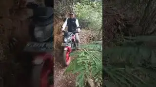 Jalan terextrim di tebing curam dan sempit
