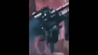 Рэмбо стреляет из пулемёта 