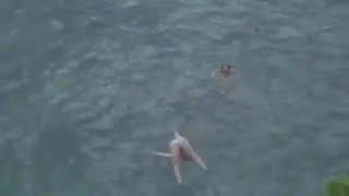 Эпичный прыжок со скалы в море