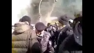 Евромайдан Киев 18 02 2014 Брусчатка на расхват