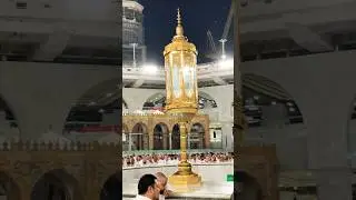 Люди ждут Азан на утренней намаз.