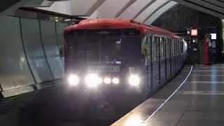 Электропоезд 81-717/714.5М прибывает на станцию метро Зябликово, город Москва