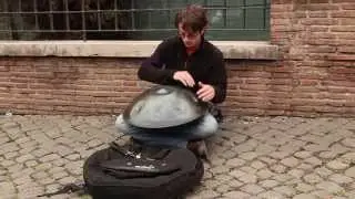 Уличный музыкант в Риме играет на Ханге.)