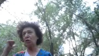 алкашка выгоняет пацана со двора