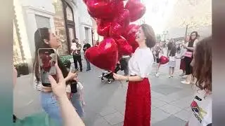 Москва Уличные сцены на Никольской Девушкам дарят сердечки ❤️ с пожеланиями...
