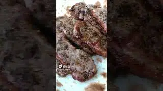 Стейк в свином жиру с хрустящим луком.