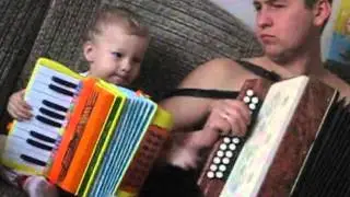Учим ПАПУ играть на гармошке :)))