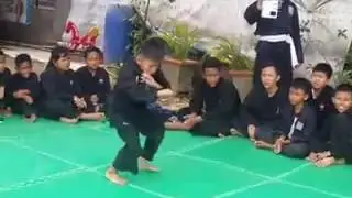 Subhanalloh anak baru kelas 2 SD sdh bisa jurus tunggal baku smg kedepanya lebih baik