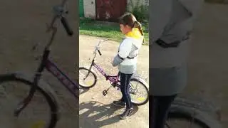 Как научиться садиться на велосипед с высокой рамой и слезать с него.