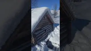 На роднике зимой. перед таянием снега и оттепелью, набрал воды