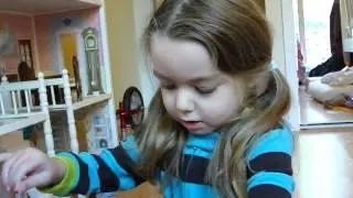 4 year old feeds PUMPKIN the BEARDED DRAGON 2