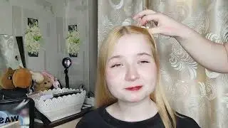 Младшая сестрёнка делает макияж
