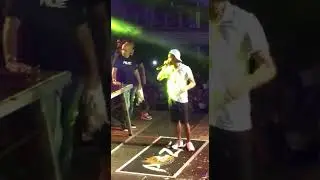 O MC POZE FOI RETIRADO DO PALCO E LEVADO PARA A DELEGACIA DE POLÍCIA.
