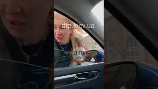 Красиву жінку на Ягуар притиснув читач за спробу розвернутися в забороненому місці в Києві на подолі