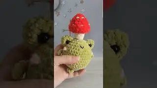 вязаная лягушка с мухомором. обзор #амигуруми #amigurumi #вязанаяигрушка #лягушка #брелок #жабка