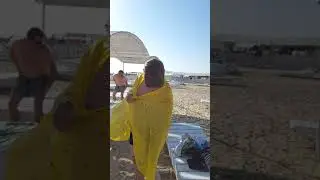 Божьи коровки напали на людей в Анапе на пляже Фея3