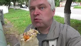 Я кушаю вкусную шаурму на природе, вкусная шаурма