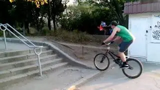 Езда задом по наклонному бордюру. Обожаю сложные трюки.