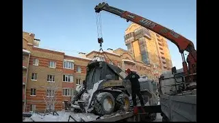 The manipulator saves the mini-loader again.