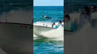 Small fast boat comes into Haulover Inlet