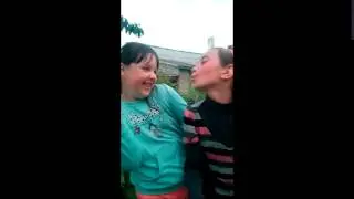 КАК ЦЕЛУЮТСЯ ПОДРУЖКИ