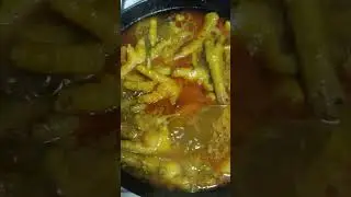 Patas de pollo en salsa.