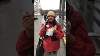 Больной человек у метро Лефортово.