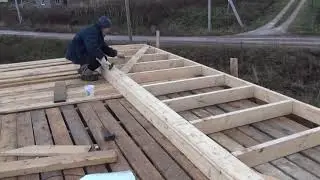 Начали собирать второй этаж. Кажется дом будет двухэтажным.